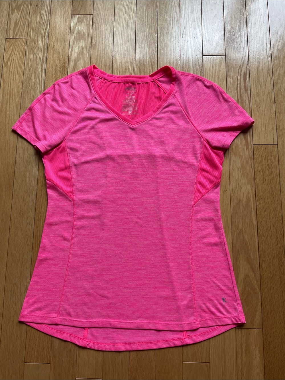 Sz M Danskin Now Women’s V-Neck Active Tee in Hot Pink